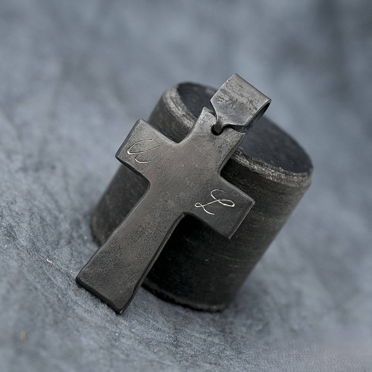 křížek na krk s monogramem přívěsek ručně vykovaný z chirurgické oceli křížek na krk s monogramem přívěsek ručně vykovaný z chirurgické oceli